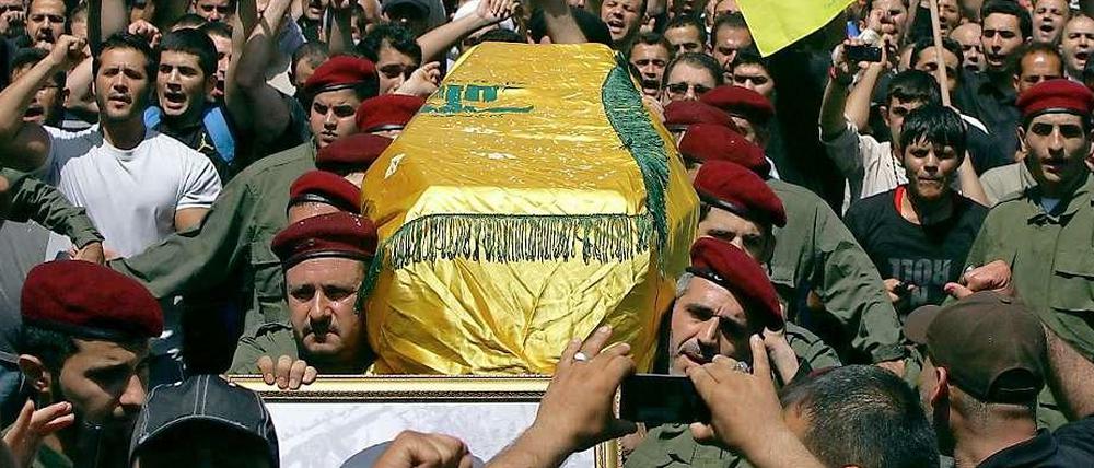 In Beirut geben Mitglieder der Hisbollah einem Kämpfer letztes Geleit. Er war bei der Schlacht um die syrische Stadt Al Kusair ums Leben gekommen.