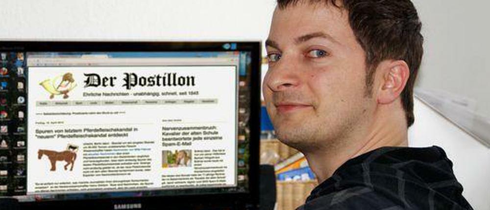 Guckt frech, schreibt frech. Stefan Sichermann bei der Arbeit.