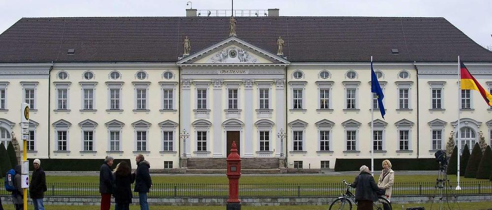 Das Schloss Bellevue in Tiergarten. Der verdächtige Brief wurde im Garten hinter dem Anwesen kontrolliert gesprengt.