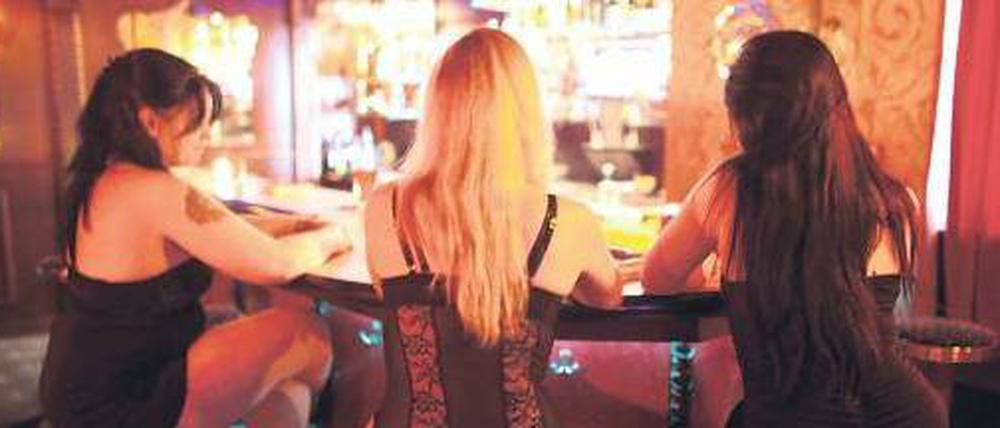 Warten auf Kundschaft. 20 Minuten Sex sind für Berliner Freier für 35 Euro zu haben. Das ist teuer – im Vergleich zum Straßenstrich.