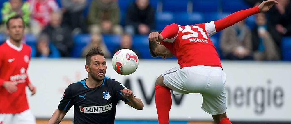 Tanz um den Ball: Hoffenheims Tobias Weis (l.) und Mainz' Marco Caligiuri.