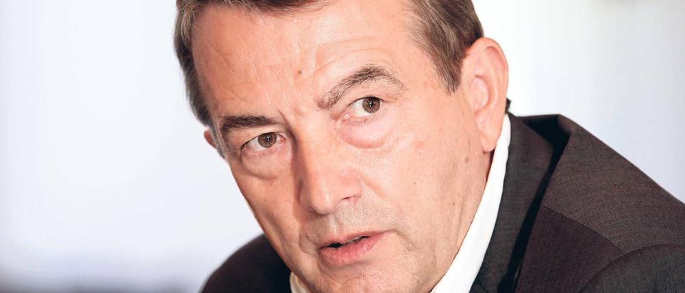 An der Seitenlinie. Als Generalsekretär des Deutschen Fußball-Bundes hat sich Wolfgang Niersbach für den Chefposten in Position gebracht.