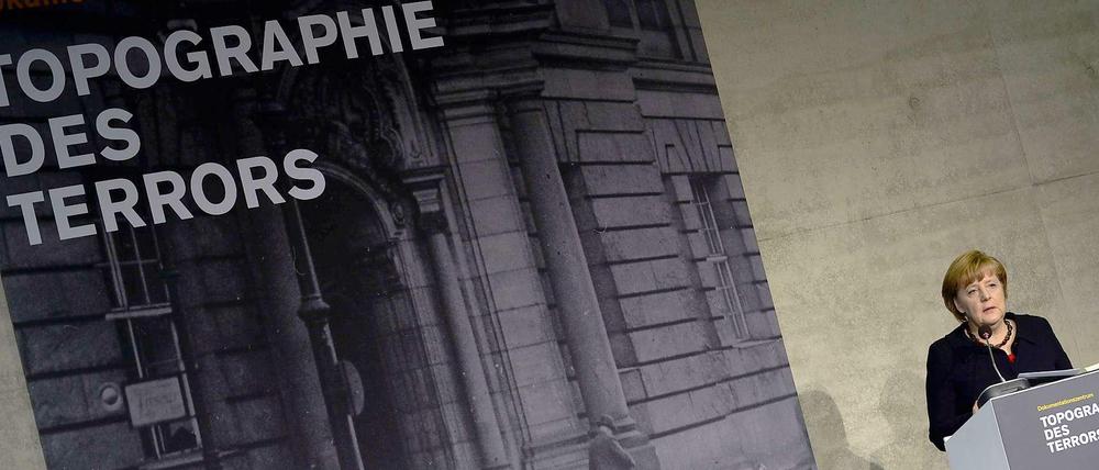 Kanzlerin Angela Merkel erinnert am Tag der Machtergreifung vor 80 Jahren an den Holocaust und eröffnet eine Ausstellung im Dokumentationszentrum "Topographie des Terrors".