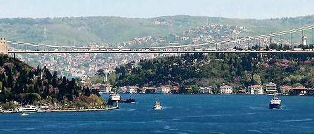 Schwieriger Brückenschlag. Streit um Kompetenzen und Geld lähmen das deutsch-türkische Uniprojekt in Istanbul.
