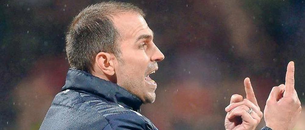 Hält doppelt wirklich besser? Markus Babbel hebt gleich beide Zeigefinger – als Warnung an seine Mannschaft.
