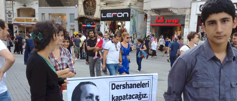 Der Istanbuler Gymnasiast Sidar Kardogan protestiert mit einem Infostand gegen das neue Schulsystem.