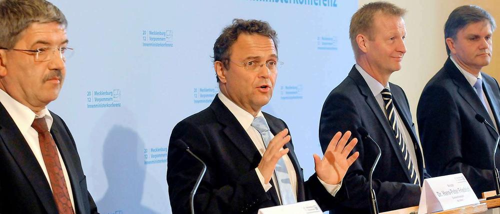 Die Innenminister von Bund und Ländern wollen ein Alkoholverbot in Bahnen bei Fußballspielen. Das war aber nicht das einzige Thema, was Bundesinnenminister Hans-Peter Friedrich (CSU, 2. v. links) mit seinen Länderkollegen besprochen hat.
