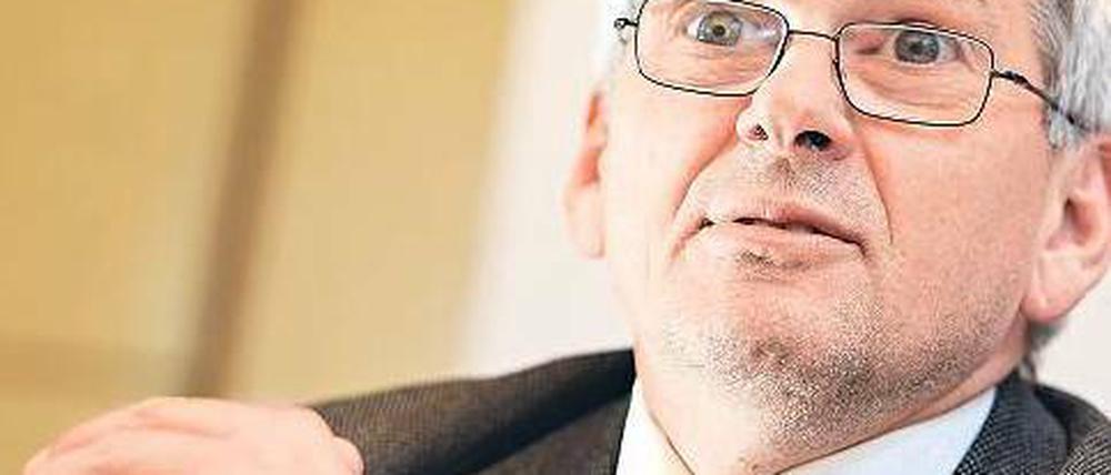 In Baden-Württemberg, da, wo die IG Metall am stärksten ist, wird der Tarifkonflikt 2012 entschieden. Als Verhandlungsführer der Gewerkschaft agiert Jörg Hofmann, der seit 2003 den Bezirk im Südwesten leitet. Hofmann, studierter Ökonom und Soziologe, ist ein Tariffuchs. Mit massiven Warnstreiks will er die Arbeitgeber in den kommenden Wochen zu einem Kompromiss bewegen. Die IG Metall fordert unter anderem 6,5 Prozent. Foto: dpa