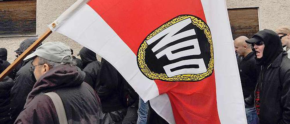 Ein NPD-Verbotsverfahren rückt mit Abzug von V-Leuten näher.