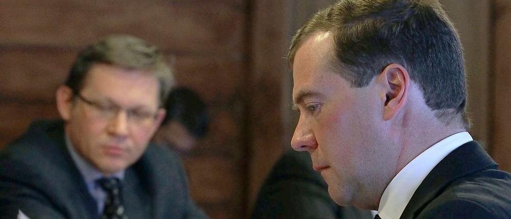 Reform auf Wiedervorlage: Präsident Dmitri Medwedew beim Treffen mit dem liberalen Politiker Wladimir Ryschkow (links) und anderen Oppositionellen.