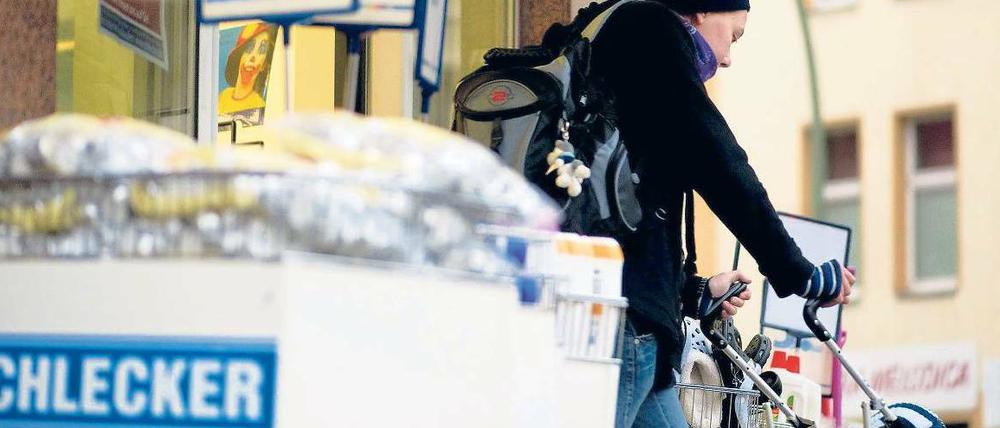 Markt auf der Kippe. Die größte deutsche Drogeriekette Schlecker muss Insolvenz anmelden. Das Unternehmen erhofft sich davon eine Gesundung. Von einer Pleite wären in Berlin etwa 900 Angestellte und unzählige Kunden betroffen.