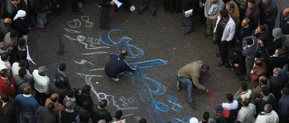 Auf dem Tahrirplatz in Kairo gedenken die Menschen den Opfern der Revolution.