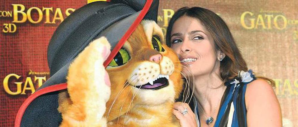 Schmusekatzen. Schon bei der Premiere von „Der gestiefelte Kater“ in Mexico City herzte Selma Hayek ein auf den roten Teppich geschicktes Plüschtier. Foto: dpa