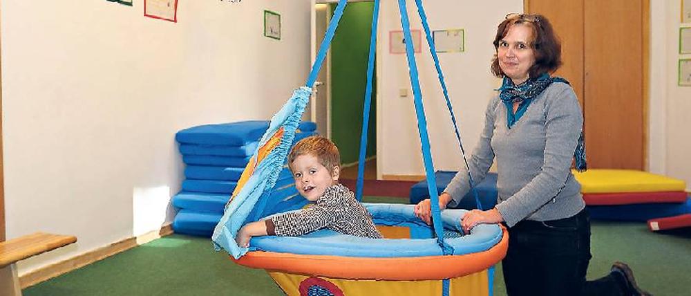 Idylle in Kreuzberg: In der Berliner Kita „Girotondo“ können die Kinder mit der Kita-Leiterin Lotte Althoff-Cercola und ihren Kollegen nicht nur toben, sondern auch Deutsch und Italienisch sprechen. Bei der Ausstattung legt die Kita Wert auf Qualität. Dennoch war die Einrichtung mit Umweltgiften belastet.