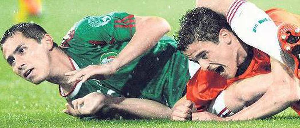 Bodenkampf. Die Mexikaner verteidigen gnadenlos, wie hier Hector Moreno (links)