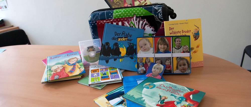 "Der Rabe der anders war" und andere Bücher sollen bei der Aufklärung helfen.