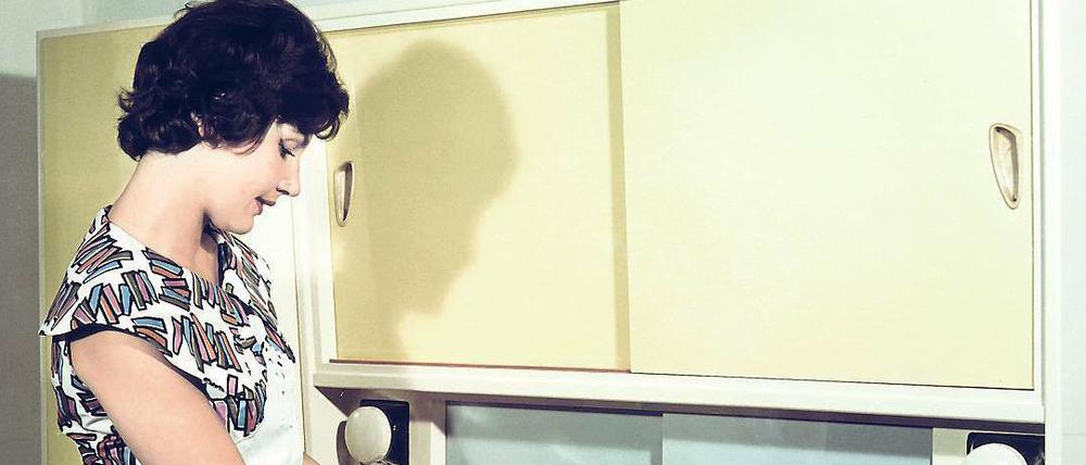 Küche statt Karriere: Millionen Frauen sind in Deutschland nicht berufstätig. Sie bleiben zu Hause, weil sie keinen Kita- oder Hortplatz für ihre Kinder finden und weil sich die Arbeitszeiten nicht mit der Familie vereinbaren lassen.