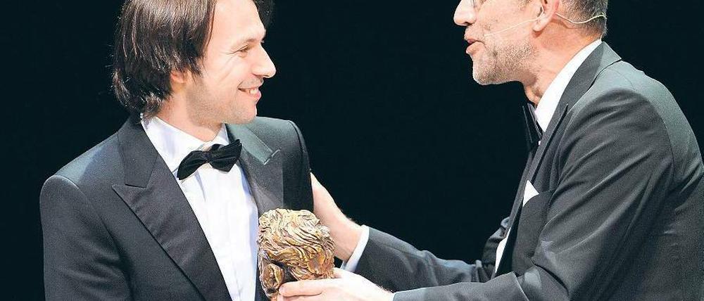 Es war einmal... „Spiegel“-Autor René Pfister (links) bekommt von „Geo“-Chefredakteur Peter-Matthias Gaede den Nannen-Preis für die beste Reportage überreicht. Foto: dpa