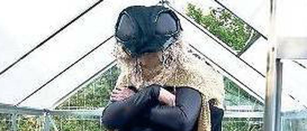 Im Stich gelassen. Simon Wachsmuth, Teilnehmer der letzten Documenta in Kassel, als depressiver Bienenmensch im Gewächshaus.