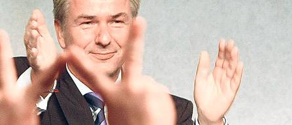 Erster Mann. Die Wahl Klaus Wowereits zum Spitzenkandidaten der Berliner Sozialdemokraten am Freitagabend galt als sicher. Der 57-Jährige Regierende Bürgermeister, hier bei seiner Kandidatenkür 2006, soll die SPD abermals zur Abgeordnetenhauswahl führen. Foto: dapd