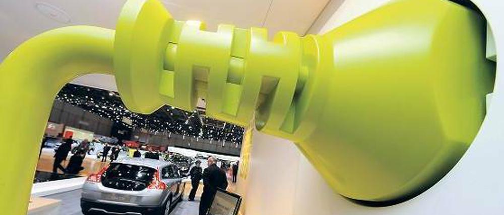 Schön grün ist dieser Stromstecker, und irgendwann sollen die Autos tatsächlich nur mit Ökostrom aufgeladen werden.