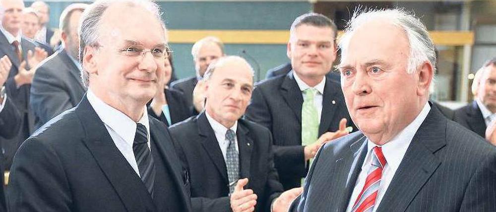 Ablösung. Glückwünsche von Wolfgang Böhmer an seinen Nachfolger Reiner Haseloff (links).