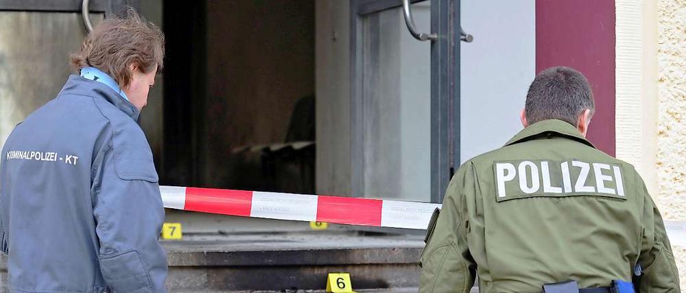 Am Tag danach. Sorgfältig sicherten Polizisten vor dem Abschnitt 51 an der Wedekindstraße die Spuren. Dennoch gibt es bislang keine Hinweise auf die Täter, die am Montagmorgen das Polizeigebäude mit Farbsätzen, Pflastersteinen und Brandsätzen attackierten.