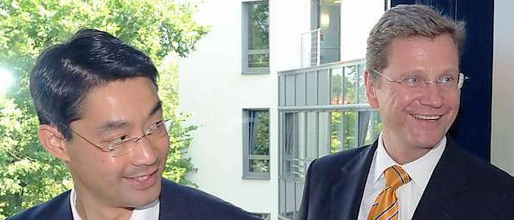 Philipp Rösler (l) tritt in die erste Reihe. Er wird als Nachfolger von Guido Westerwelle an der Spitze der FDP auserkoren.