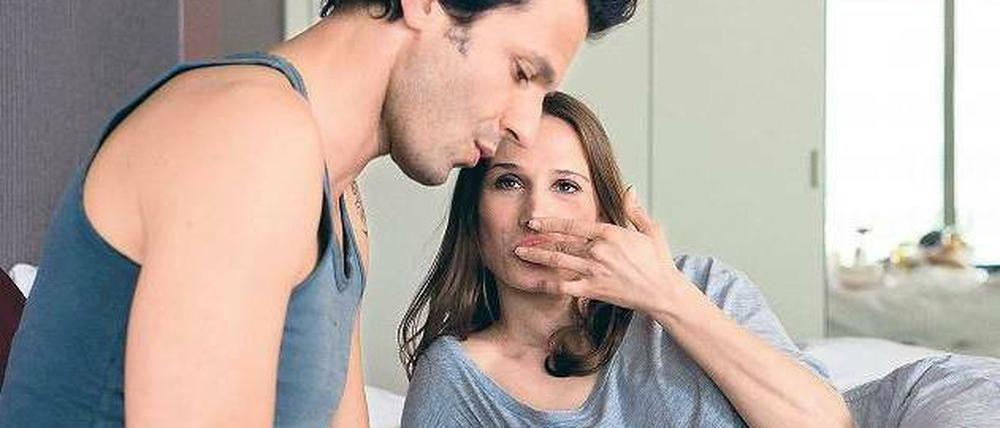 Von wegen zickig. Katharina (Nadeshda Brennicke) betrügt ihren Mann mit Alexander (Mehdi Nebbou). Foto: NDR