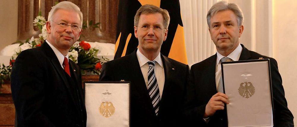 Den Bundespräsidenten beehrt, vom Bundespräsidenten geehrt: Koch und Wowereit.