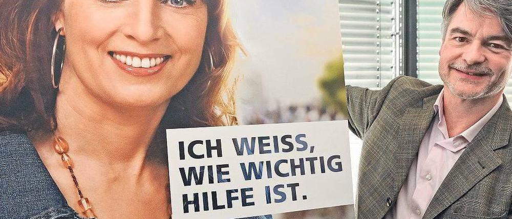 Umstritten. Der Geschäftsführer der ARD-Fernsehlotterie, Christian Kipper, neben einem Werbeplakat mit dem Konterfei der Lotterie-Botschafterin Monica Lierhaus.