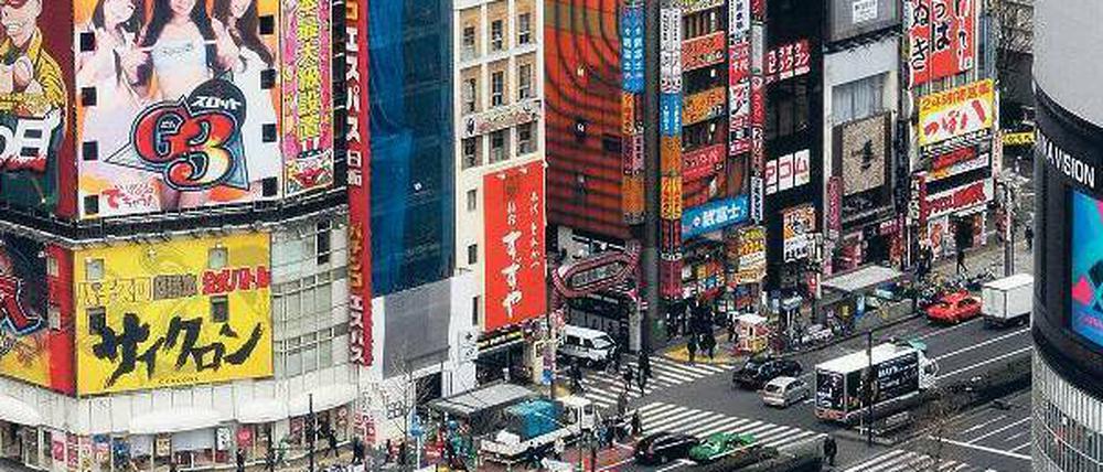 Viel Reklame, zu wenig Käufer. Japans Binnenwirtschaft – hier der Wirtschafts- und Shopping-Distrikt Shinjuku in Tokio – kommt seit Jahren nicht in Gang.