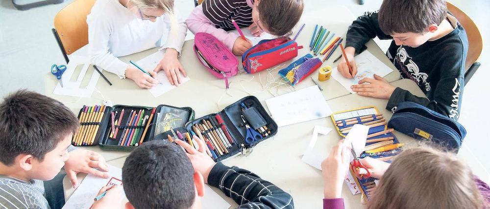 Zusammen arbeiten. Das Lernklima ist einer jetzt in Berlin vorgestellten Studie zufolge an den freien Schulen oft besser. Foto: dpa