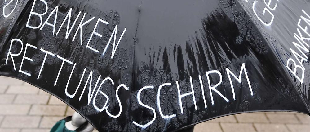 Kunden einzelner Banken sind verzweifelt - die Pleite einiger Institute muss der Staat verhindern.