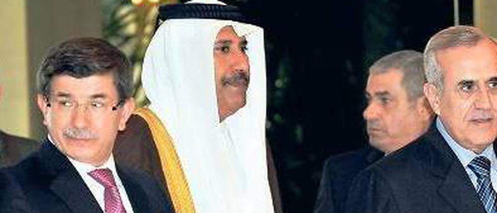 Ständig unterwegs: Außenminister Davutoglu (links), hier mit dem libanesischen Präsidenten Suleiman (r.) und Katars Premierminister al Thani. Foto: dpa