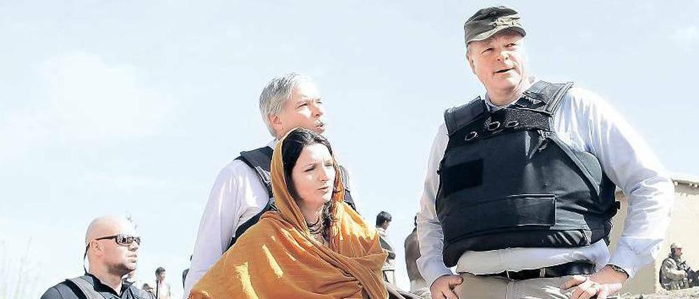 Auf Inspektionsbesuch. Entwicklungsminister Dirk Niebel (FDP, rechts) hat bei seinem Afghanistanbesuch auch ein Wasserprojekt der heutigen GIZ besucht.