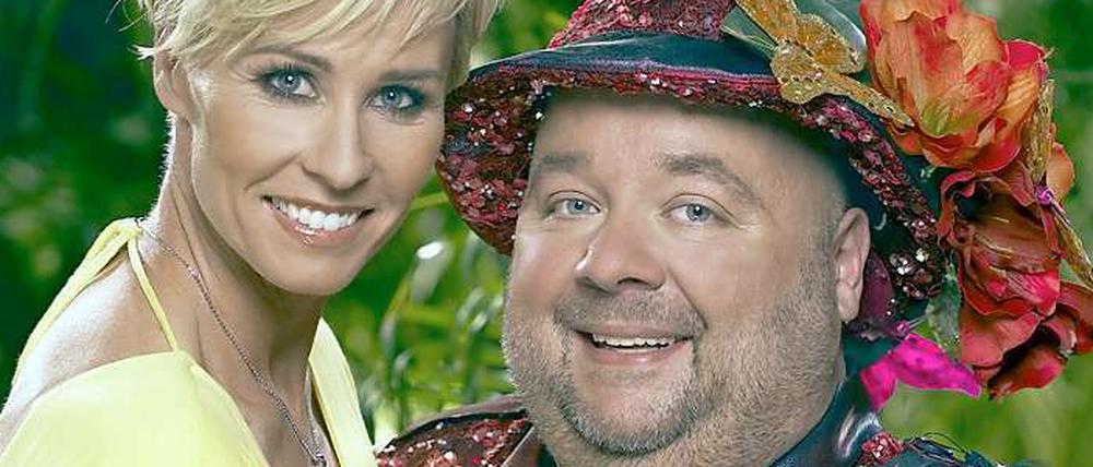 Ist ein Bücherleser wirklich ein besserer Mensch als ein Kakerlaken-TV-Zuschauer? Im Angesicht von Dirk Bach und Sonja Zietlow scheint die Antwort eindeutig.