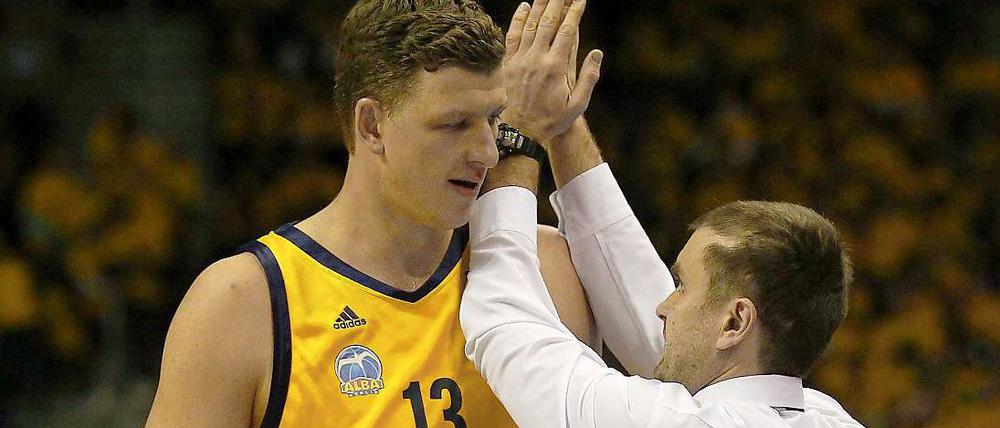 So wird’s gemacht. Luka Pavicevic demonstriert Rekord-Nationalspieler Patrick Femerling, wie man gerade steht.