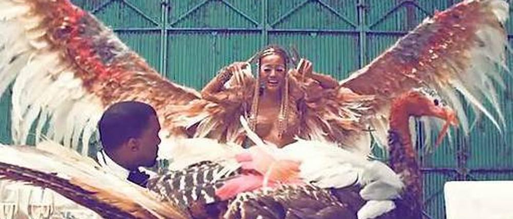 Kanye West holt sich im Musikfilm "Runaway" eine Vogelfrau vom Himmel.