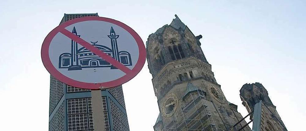 Anhänger der rechtspopulistischen Bewegung "Pro Deutschland" demonstrieren in Berlin bei einer Solidaritätsdemonstration für den ehemaligen Bundesbank-Vorstand Thilo Sarrazin.