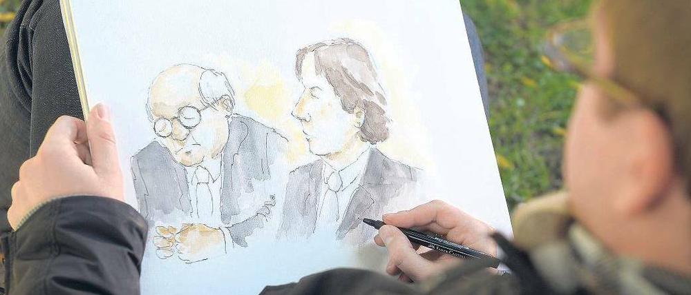 Innerhalb von wenigen Minuten muss sich Gerichtszeichner Yann Ubbelohde oft Angeklagte, Kläger und Zeugen merken. Denn geht es wie im Kachelmann-Prozess um intime Details, muss er den Saal verlassen und draußen sein Bild vervollständigen. Foto: dpa