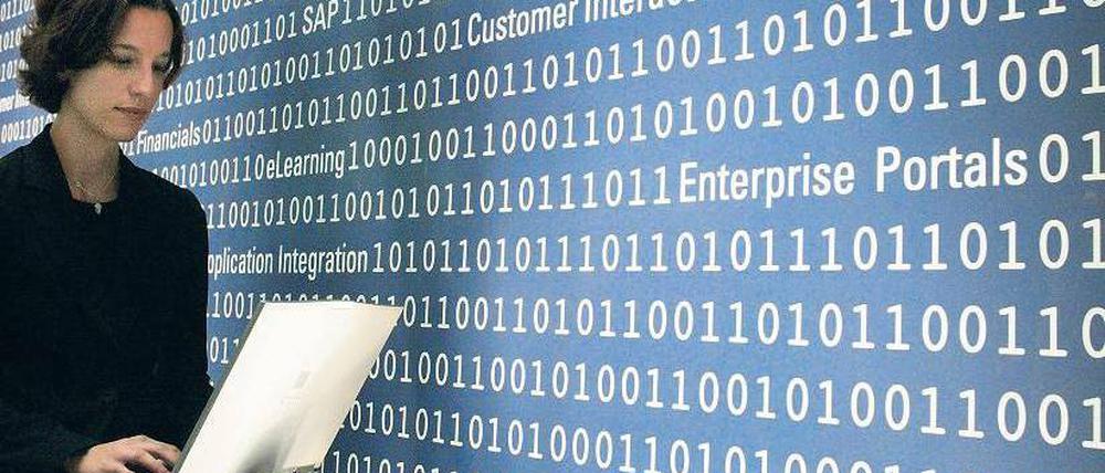 Gefährlicher Eindringling. Computerviren und -würmer können Industrieanlagen beschädigen oder sogar fernsteuern.