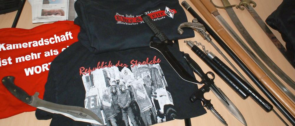 Bei einer Razzia 2010 in Brandenburg beschlagnahmte Waffen von Neonazis.