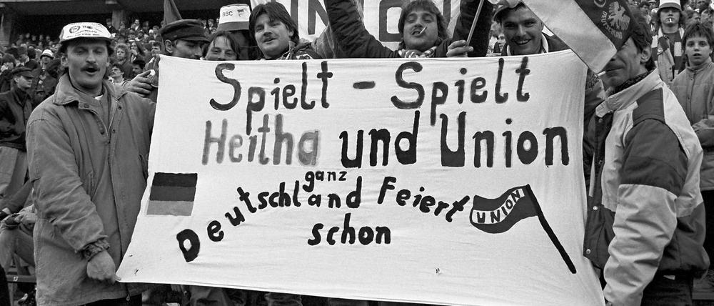 Eisern im Olympiastadion. Unions André Sirocks (links) bejubelt den zwischenzeitlichen Ausgleich beim Berliner Vereinigungsspiel im Januar 1990. Foto: dpa