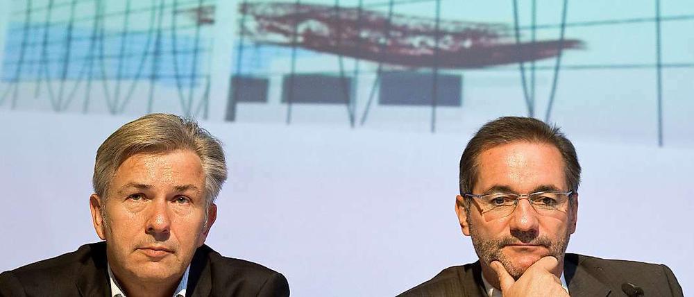 Klaus Wowereit (l) und Matthias Platzeck (beide SPD) sitzen am Freitag auf einer Pressekonferenz des Hauptstadtflughafens Berlin Brandenburg International (BBI) in Schönefeld.
