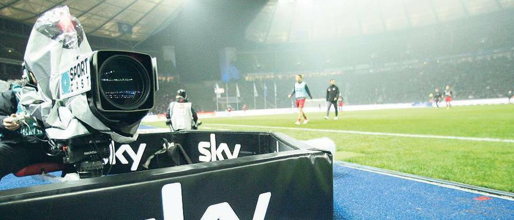 Mit Fußball-Liveübertragungen will Sky das große Geld machen - doch die Telekom überlässt dem Abo-Sender den Markt nicht kampflos.