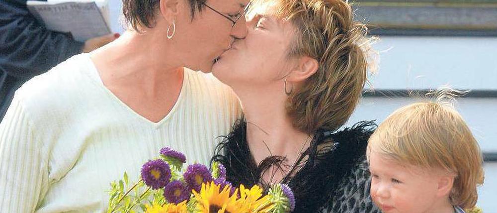 Mama, Mama, Kind. Ein Verlag will in Schulbüchern das Leben von Regenbogenfamilien schildern. Foto: AFP