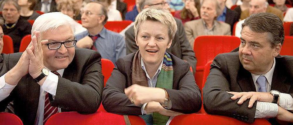 Guter Dinge: Der Fraktionsvorsitzende der SPD im Bundestag, Frank-Walter Steinmeier, die Fraktionsvorsitzende der Grünen, Renate Künast, und der SPD-Bundesvorsitzende Sigmar Gabriel.