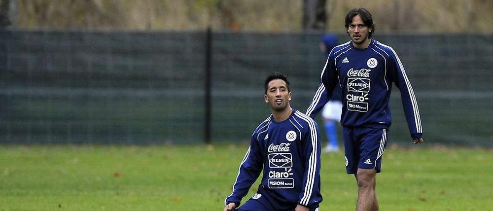 Drei Länderspiele, drei Tore: Lucas Barrios (links, mit Roque Santa Cruz) hat sich in der Elf Paraguay gut eingeführt.