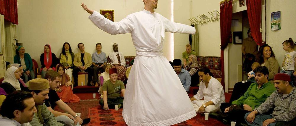 Der Derwisch tanzt - im Sufi-Zentrum in Neukölln.